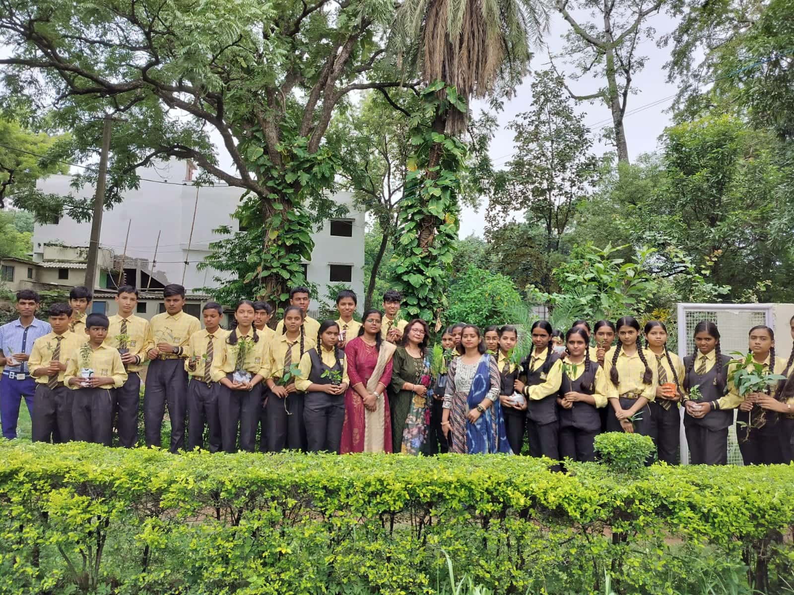 विश्व प्रकृति संरक्षण दिवस पर पासवा का संकल्प, डीएवी सरला स्कूल में लगाए 200 पौधे
