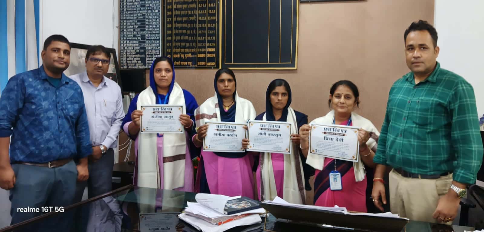 मतदाता सूची डिजिटाइजेशन में उत्कृष्ट प्रदर्शन, चार बीएलओ हुए सम्मानित ; प्रिय देवी, संजीदा खातून, शमीमा प्रवीण और सोनी तबस्सुम को मिला सम्मान