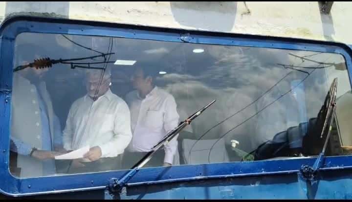 राजमहल विधानसभा के पूर्व भाजपा विधायक अनंत कुमार ओझा ने पूर्व रेलवे के महाप्रबंधक को साहिबगंज स्टेशन पर यात्री सुविधाओं को लेकर सौंपा मांगपत्र