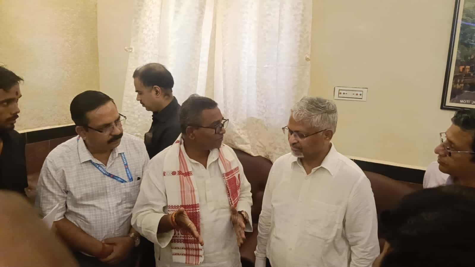 डीआरयूसीसी सदस्य सुनील सिंहा ने पूर्व रेलवे के महाप्रबंधक को साहिबगंज रेलवे स्टेशन पर यात्री सुविधाओं को लेकर सौंपा मांगपत्र