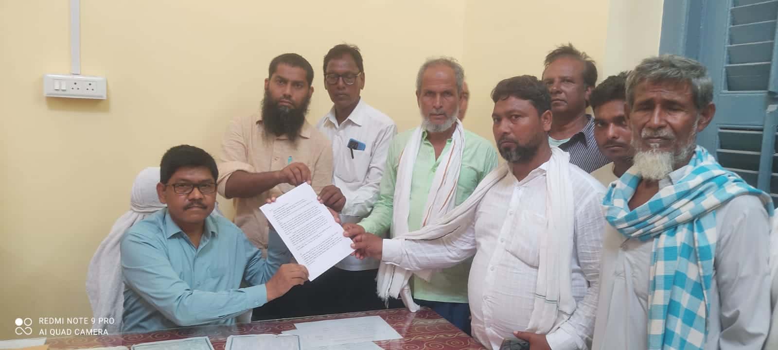राजमहल में सड़क चौड़ीकरण के विरोध में भू धारियों ने एसडीओ को सौंपा ज्ञापन, वैकल्पिक मार्ग की उठाई मांग