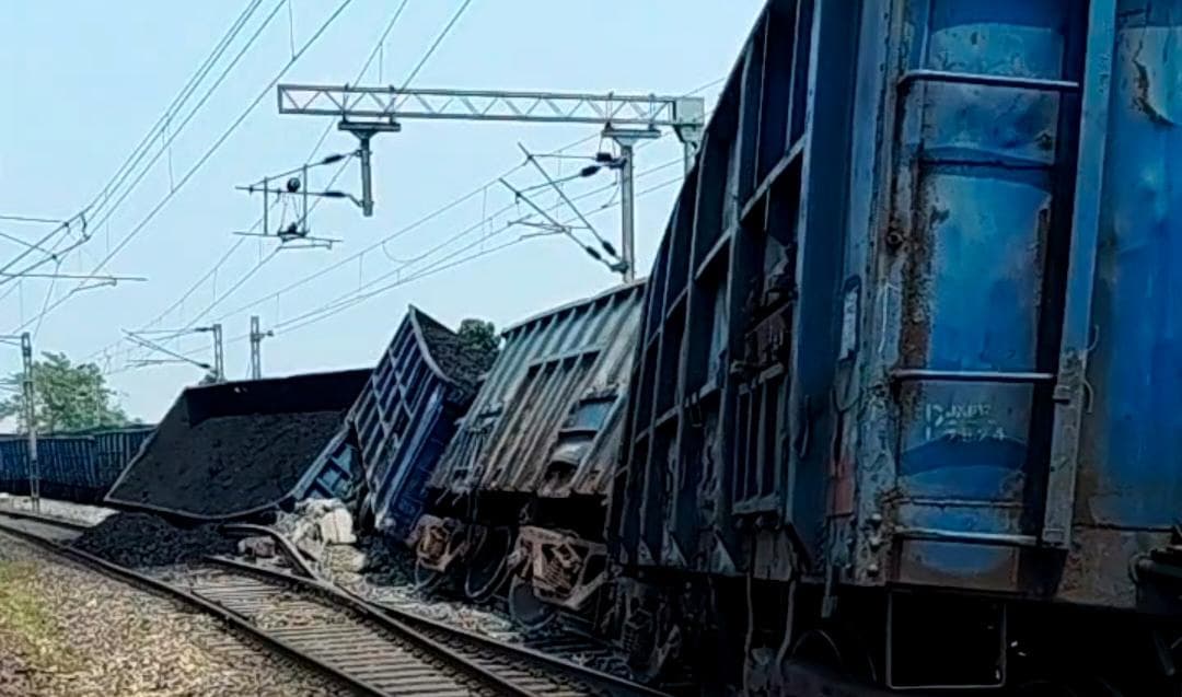 धनबाद रेलमंडल के बरवाडीह-गढवारोड रेलखंड के बीच राजहरा स्टेशन के पास मालगाड़ी की 15 वैगन बेपटरी - header image