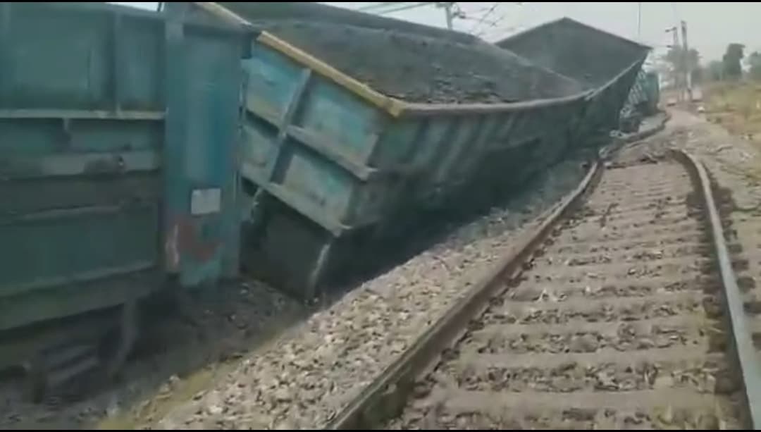 धनबाद रेलमंडल के बरवाडीह-गढवारोड रेलखंड के बीच राजहरा स्टेशन के पास मालगाड़ी की 15 वैगन बेपटरी - header image