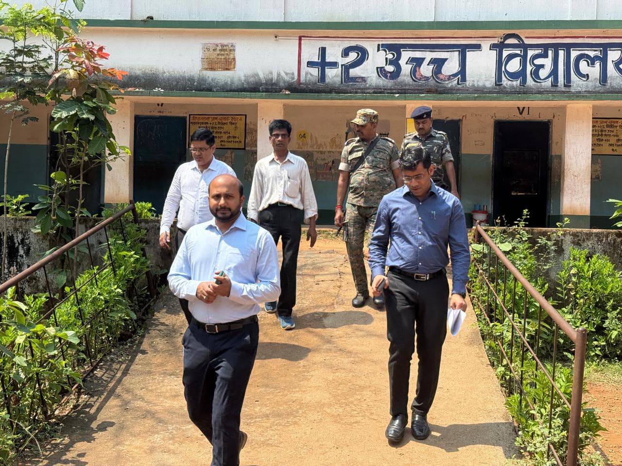 हाई स्कूल डिमरा पहुंचे डीसी, लापरवाही पर 09 शिक्षकों का रोका वेतन - header image