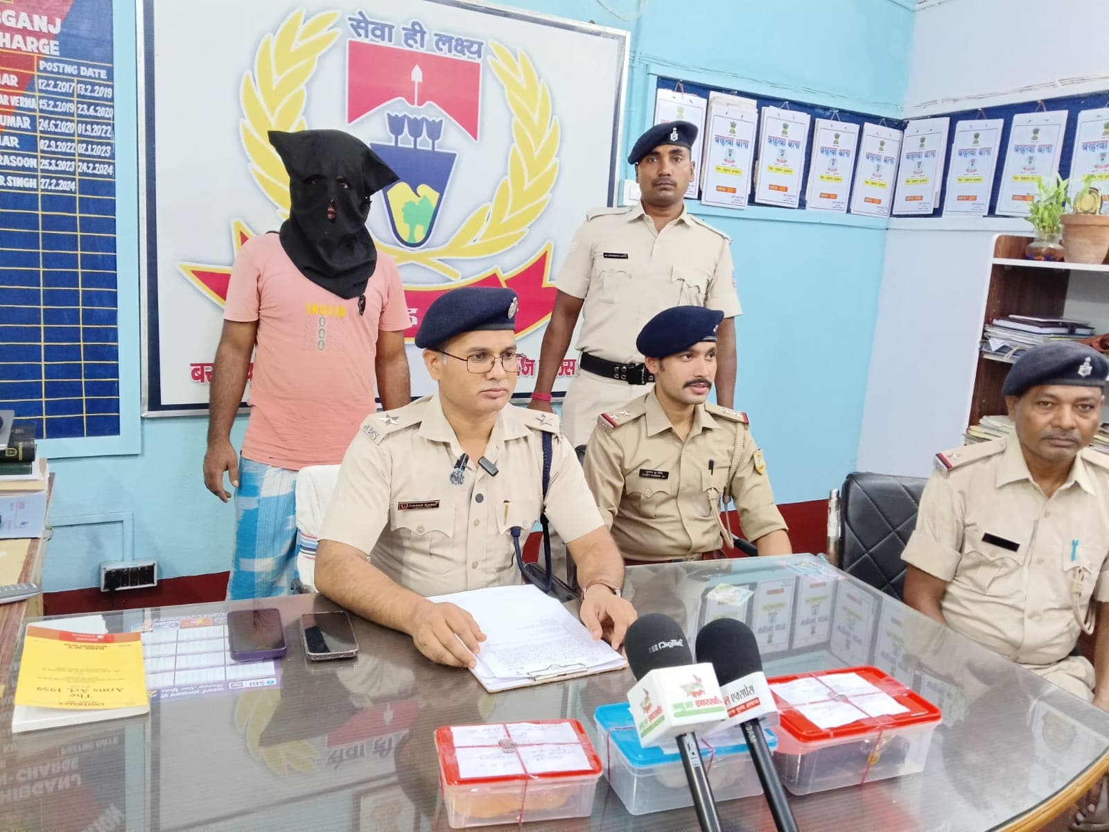 बरहरवा पुलिस ने देशी पिस्टल, 5 जिंदा गोली व संदिग्ध पदार्थ के साथ पश्चिम बंगाल के व्यक्ति को किया गिरफ्तार  - header image