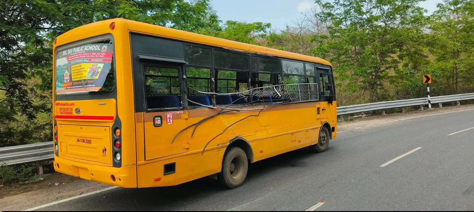 डीएवी स्कूल भंडारीदह की बस और एक हाईवा के बीच हुई जोरदार टक्कर में दर्जनों बच्चे घायल - header image