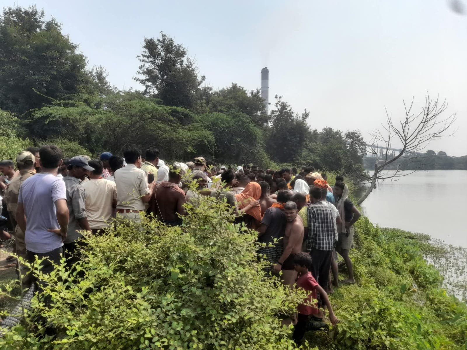 तालाब में डूब रहे अपने चचेरे  भाई की जान बचाने में गंवाई खुद की जान - header image