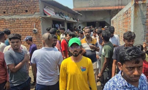 गिरिडीह में  दिल दहला देने वाली घटना आई सामने,   एक पिता ने अपनी तीन मासूम बेटियों की धारदार हथियार से  कर दी हत्या  - header image