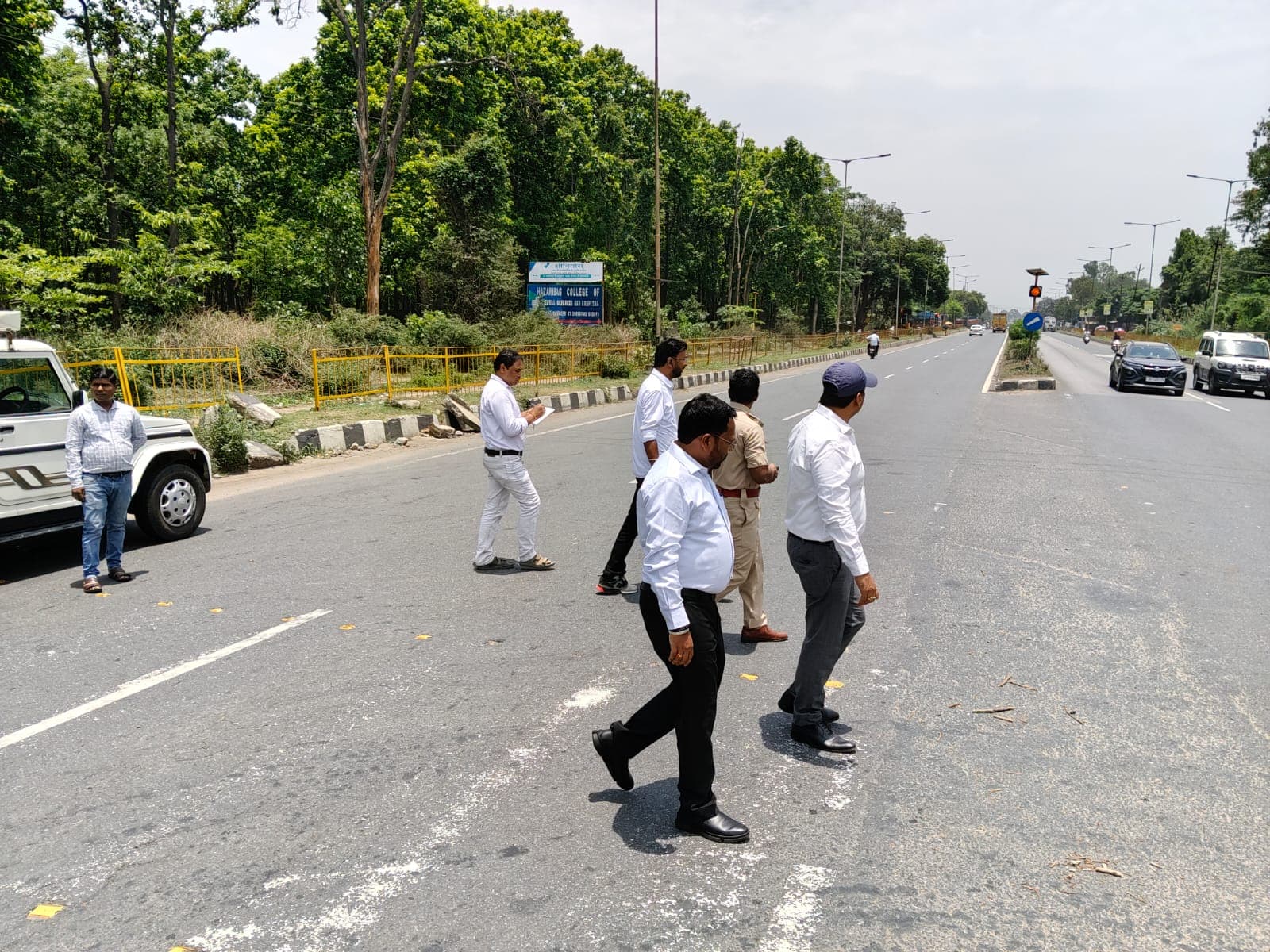 उपायुक्त के निर्देश पर ब्लैक स्पॉट एवं दुर्घटना संभावित स्थलों का निरीक्षण - header image