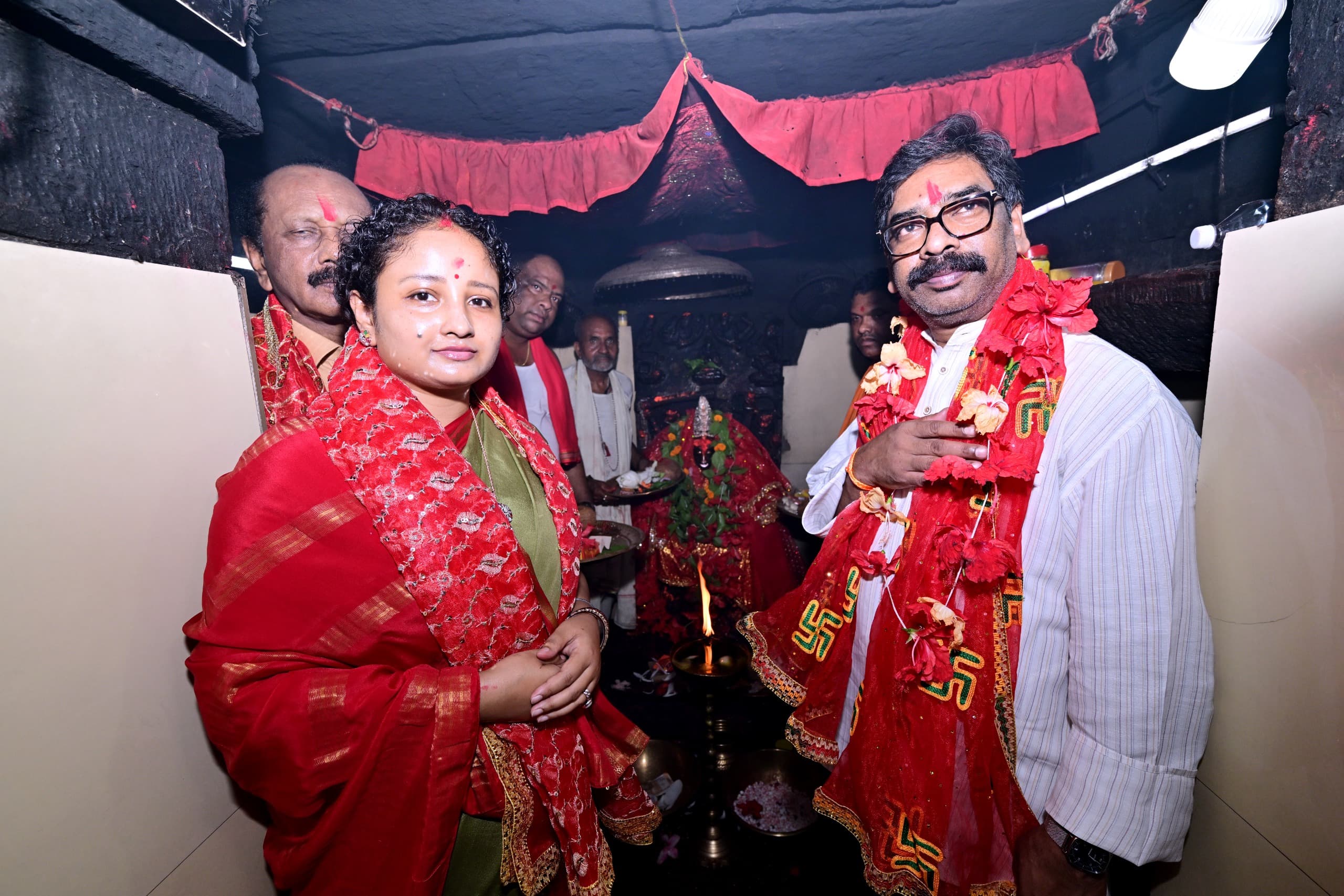 मुख्यमंत्री हेमन्त पत्नी कल्पना सोरेन संग पहुंचे दिउड़ी मंदिर, सोलहभुजी माँ दिउड़ी  की पूजा अर्चना - header image