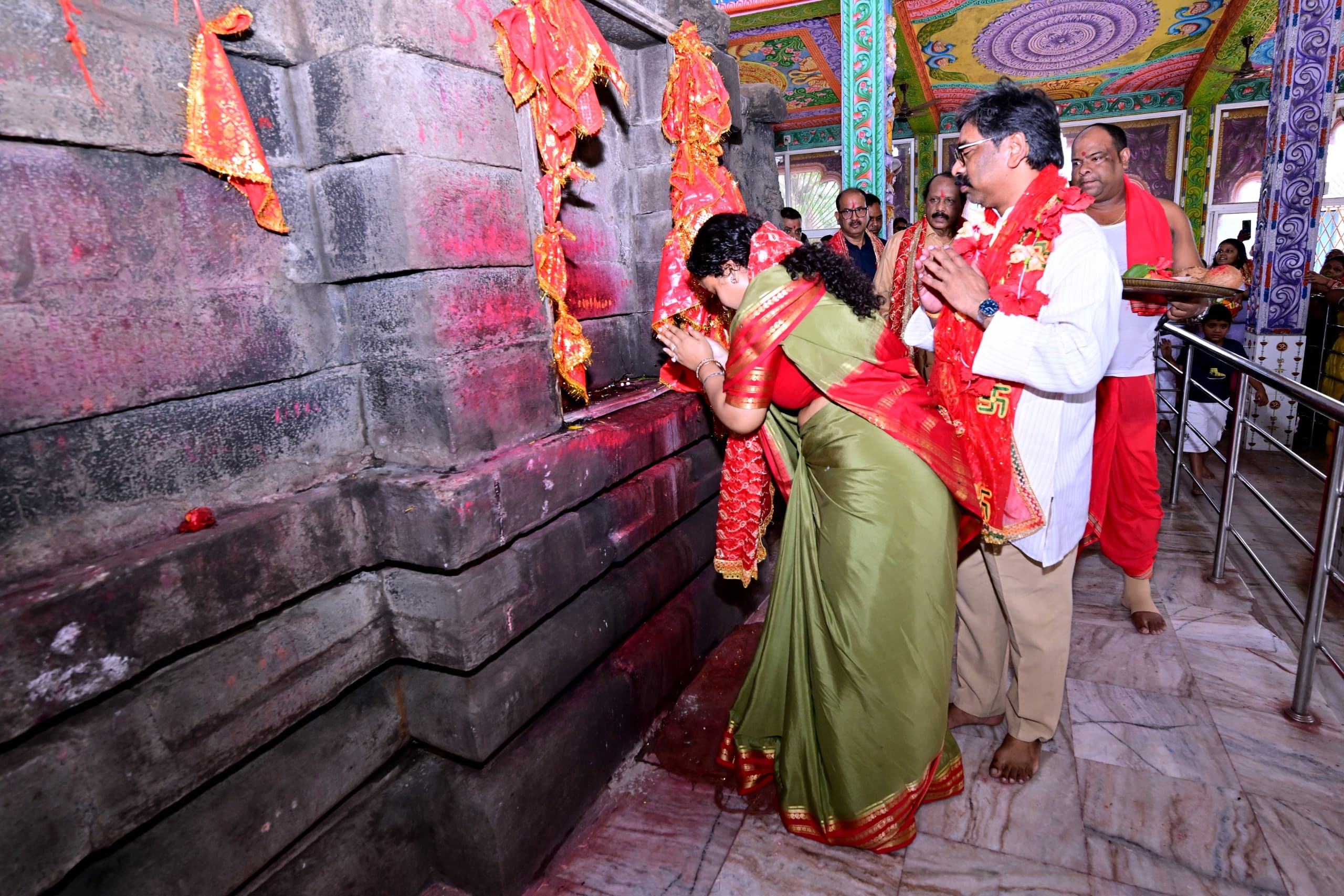 मुख्यमंत्री हेमन्त पत्नी कल्पना सोरेन संग पहुंचे दिउड़ी मंदिर, सोलहभुजी माँ दिउड़ी  की पूजा अर्चना - header image