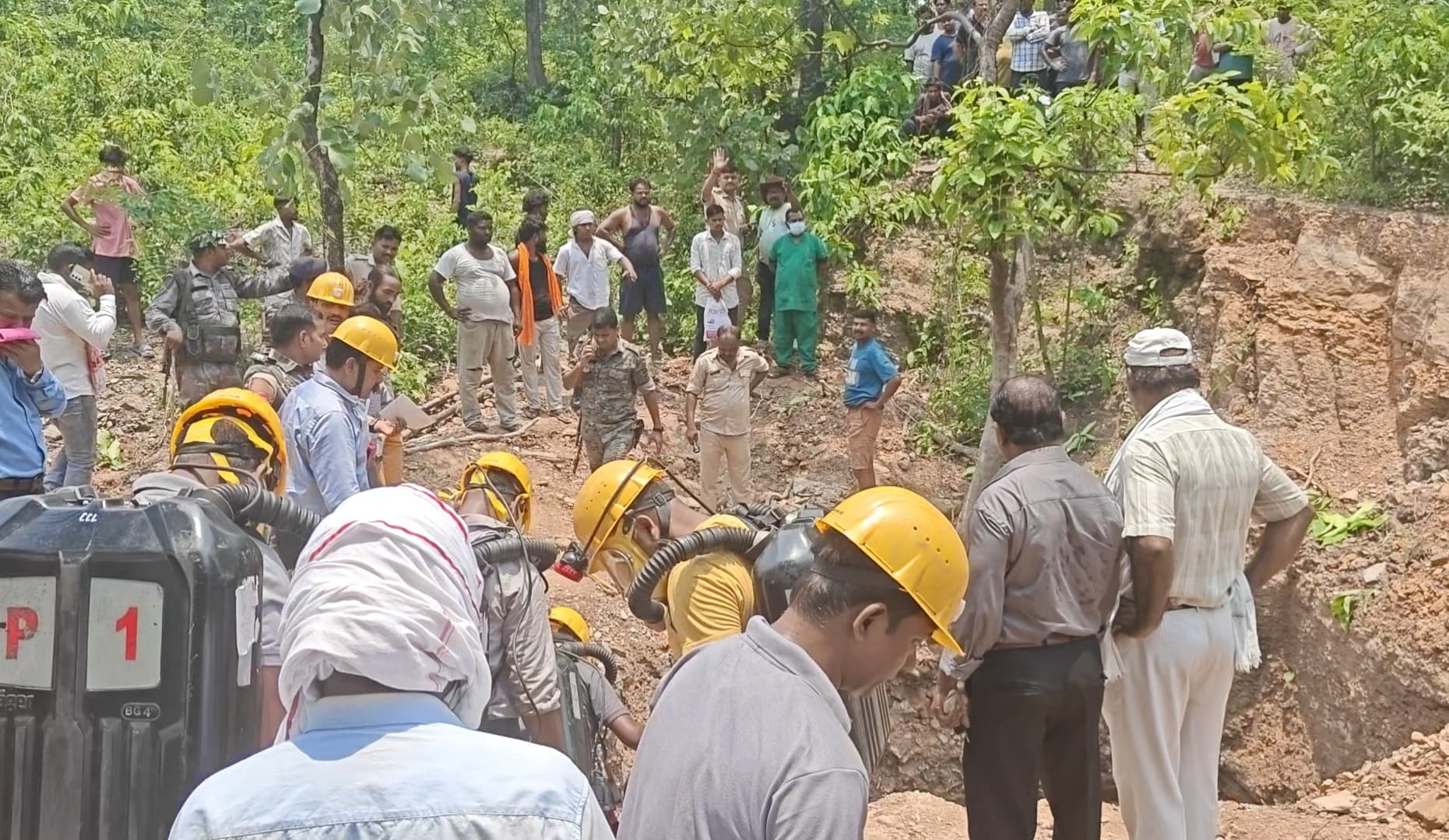 रामगढ़ में  सीसीएल के अरगड्डा प्रक्षेत्र में अवैध कोयला खदान में दम घुटने से चार मजदूरों की मौत - header image