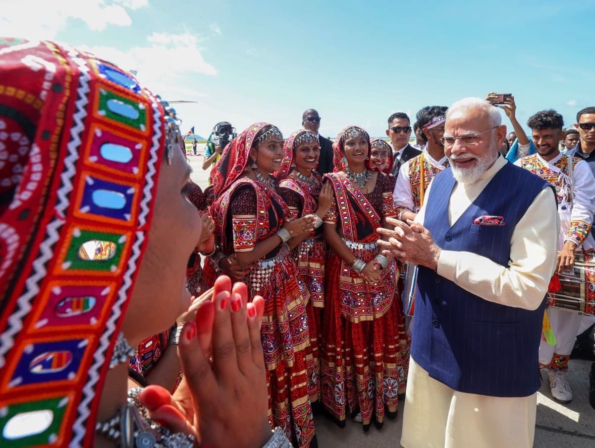 सेशेल्स पहुंचे प्रधानमंत्री मोदी, राष्ट्रीय दिवस की स्वर्ण जयंती समारोह में होंगे मुख्यातिथि - header image
