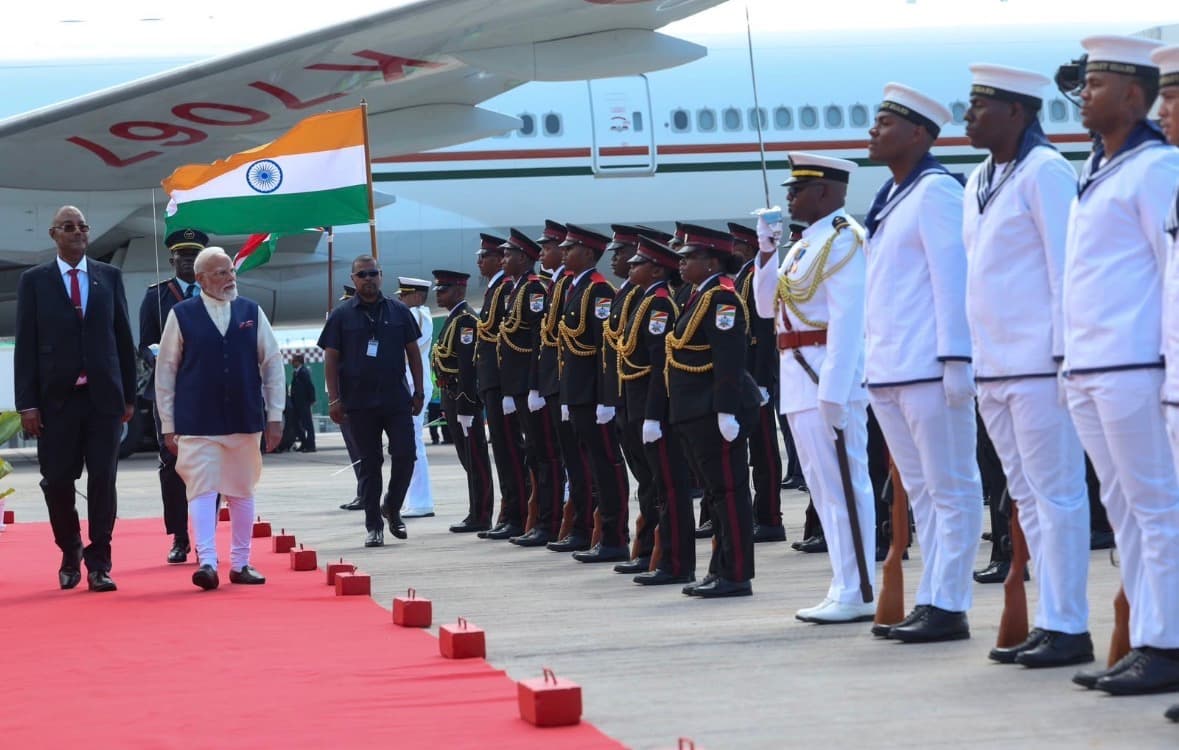 सेशेल्स पहुंचे प्रधानमंत्री मोदी, राष्ट्रीय दिवस की स्वर्ण जयंती समारोह में होंगे मुख्यातिथि - header image
