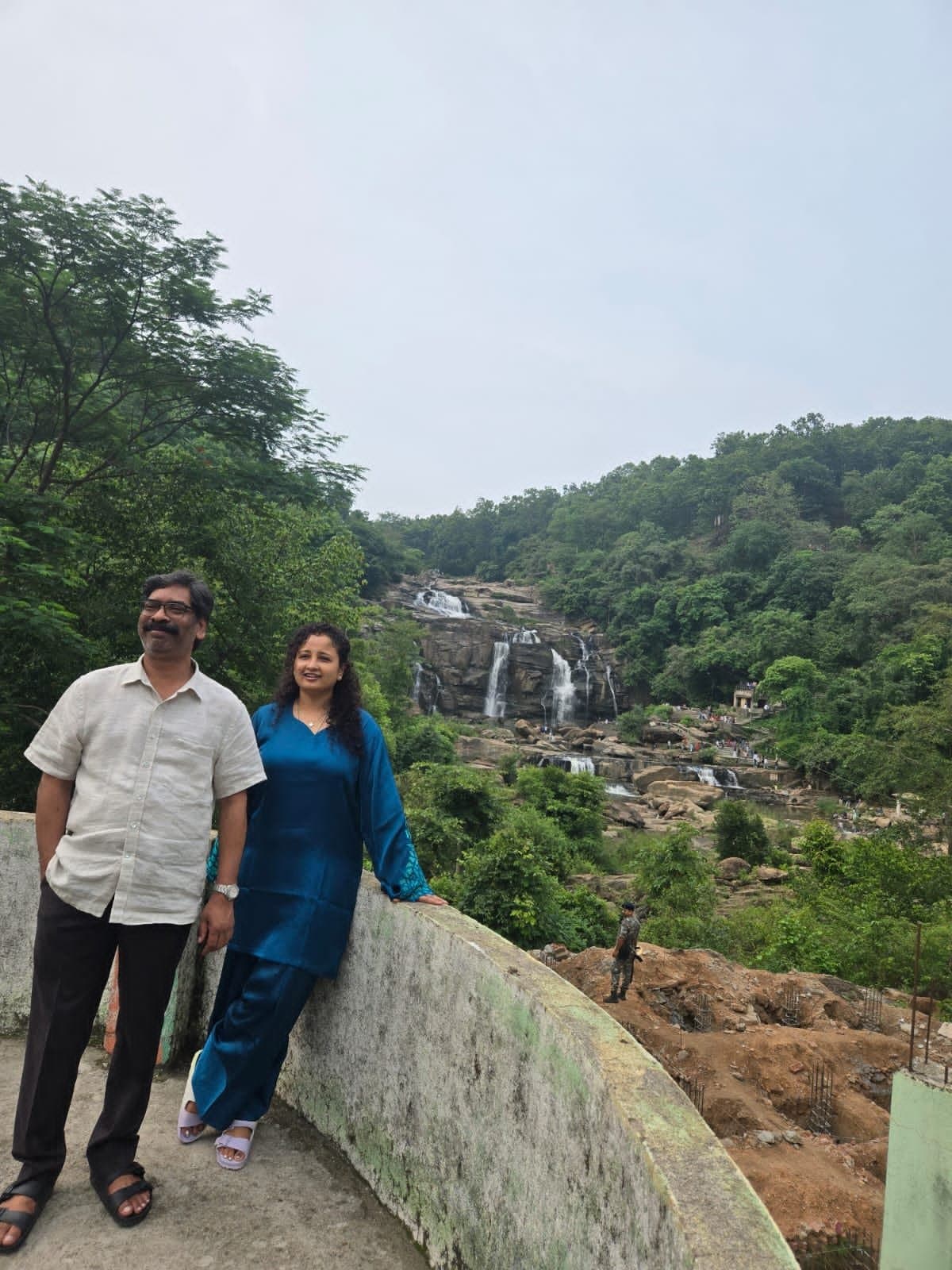 मुख्यमंत्री पत्नी संग पहुंचे जोन्हा फॉल, प्राकृतिक वादियों का लिया आनंद - header image