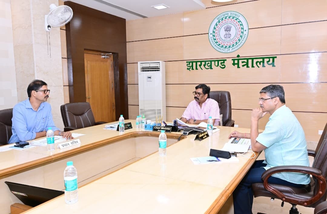 मुख्यमंत्री ने की सड़क निर्माण विभाग के अधिकारियों के साथ उच्चस्तरीय बैठक, निर्माण कार्यों में हो रही देरी और लापरवाही पर अधिकारियों को लगाई कड़ी फटकार  - header image