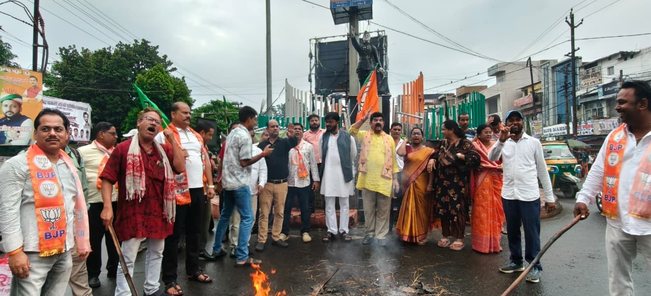 कांग्रेस के विरोध में भाजपा ने किया राहुल गांधी का पुतला दहन - header image