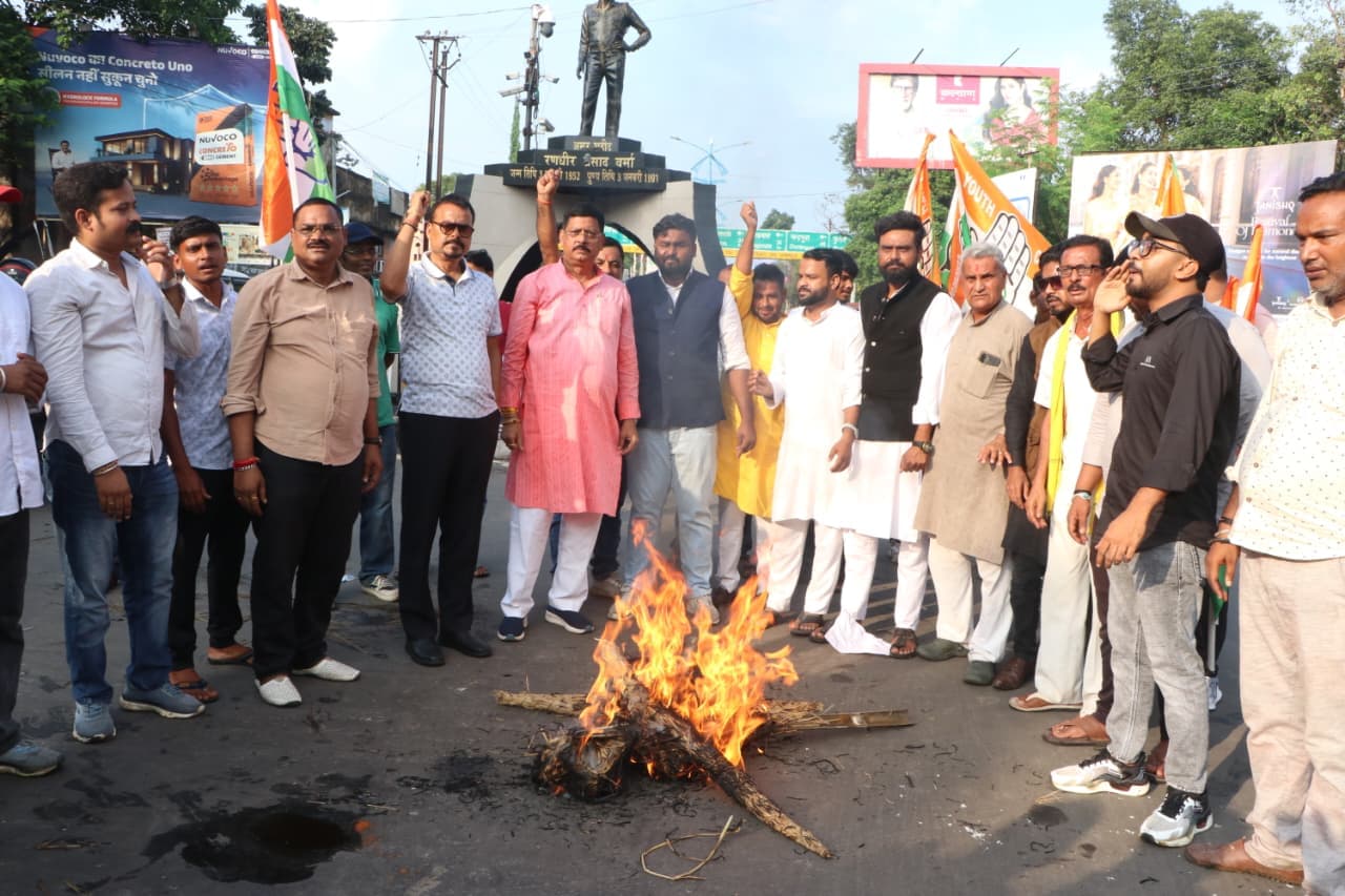 धनबाद में युवा कांग्रेस का जोरदार प्रदर्शन, प्रधानमंत्री नरेंद्र मोदी एवं केंद्रीय शिक्षा मंत्री धर्मेंद्र प्रधान का पुतला दहन - header image
