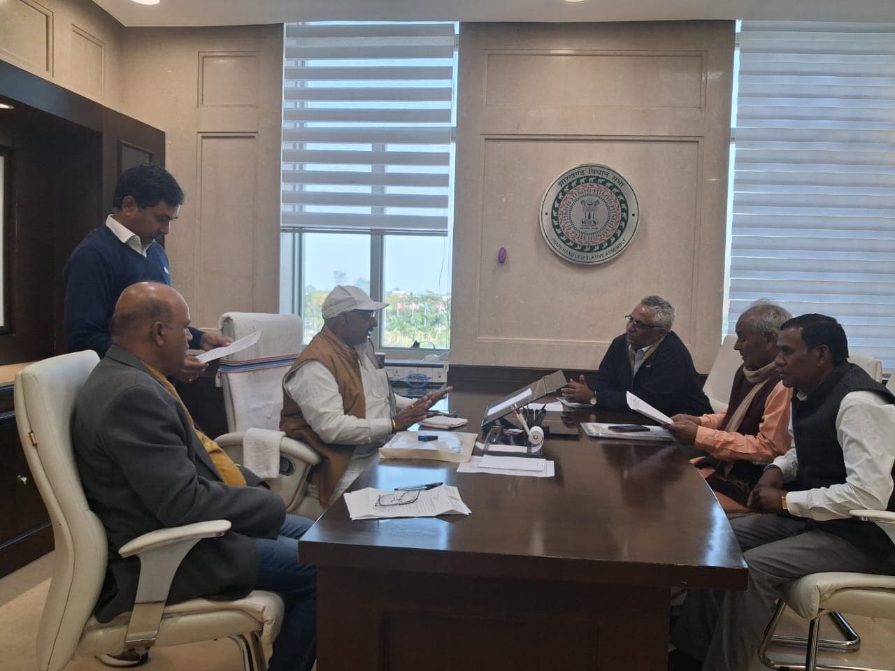 निगम कर्मियों की समस्याओं पर श्रम मंत्री को सौंपा ज्ञापन